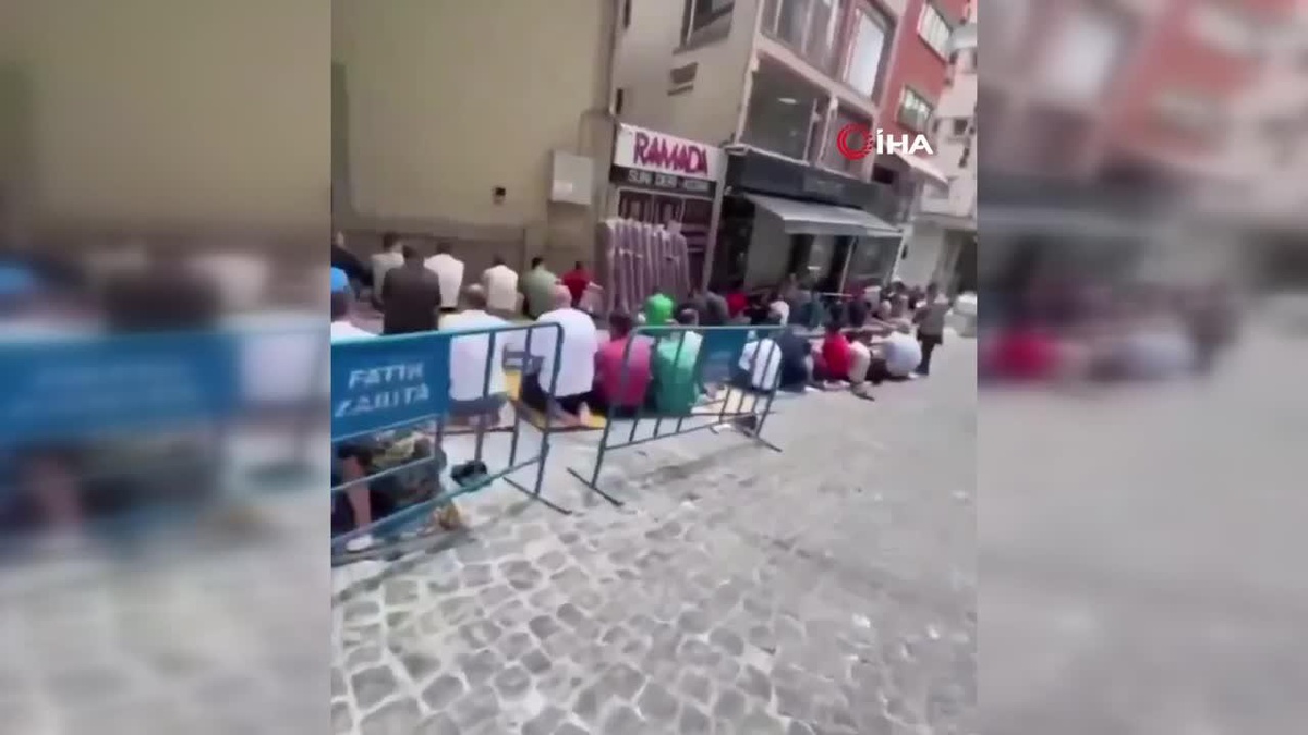 Fatih\'te cuma namazı kılan vatandaşları küfürlü sözler söyleyerek videoya çekmişti: 20 bin lira adli para cezası