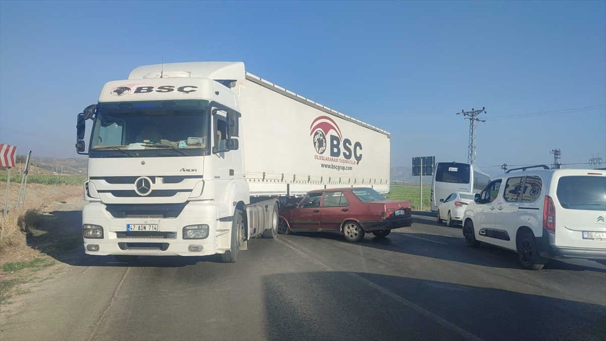 Gaziantep\'te Tır ve Otomobil Çarpıştı: 4 Yaralı