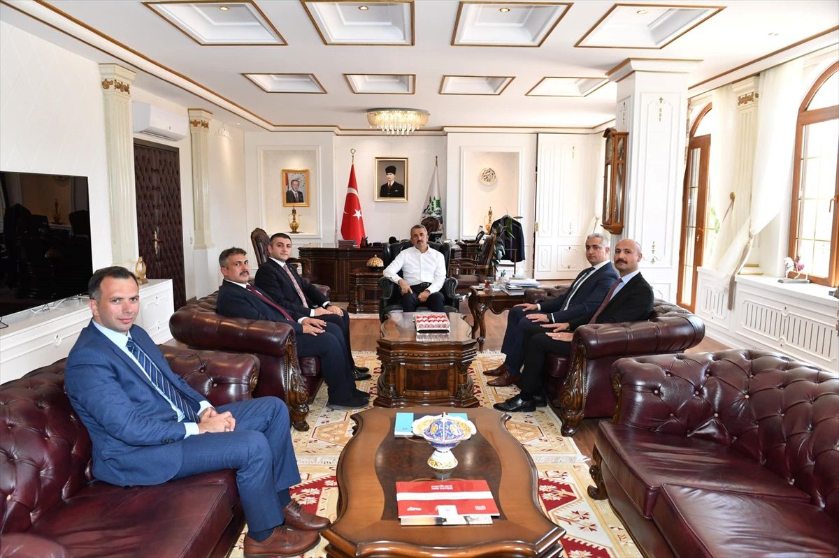 İl Göç İdaresi Müdürleri Edirne Valisi Yunus Sezer\'i ziyaret etti