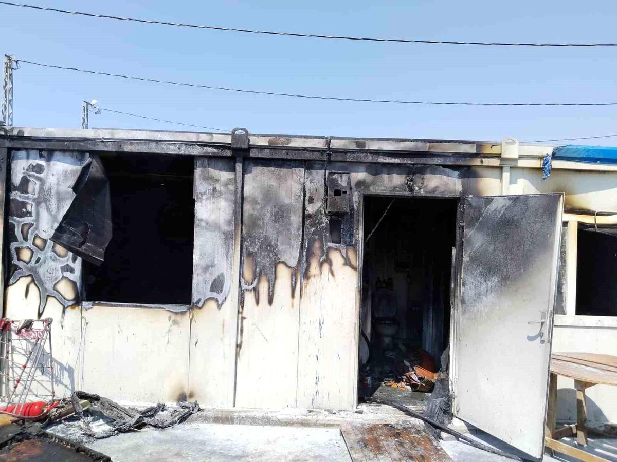 İskenderun\'da depremzede vatandaşların yaşadığı konteyner yanarak kullanılamaz hale geldi