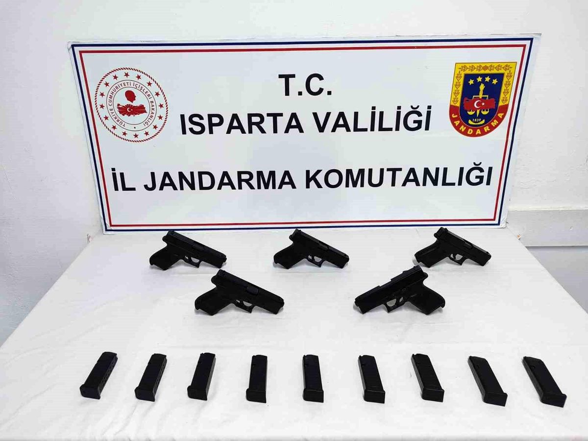 Isparta\'da silah kaçakçılığı operasyonunda 5 tabanca ve 10 adet tabanca şarjörü ele geçirildi