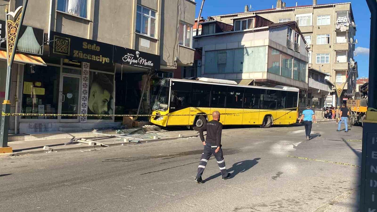 İETT otobüsü Pendik\'te kuaför dükkanına girdi, 6 kişi yaralandı