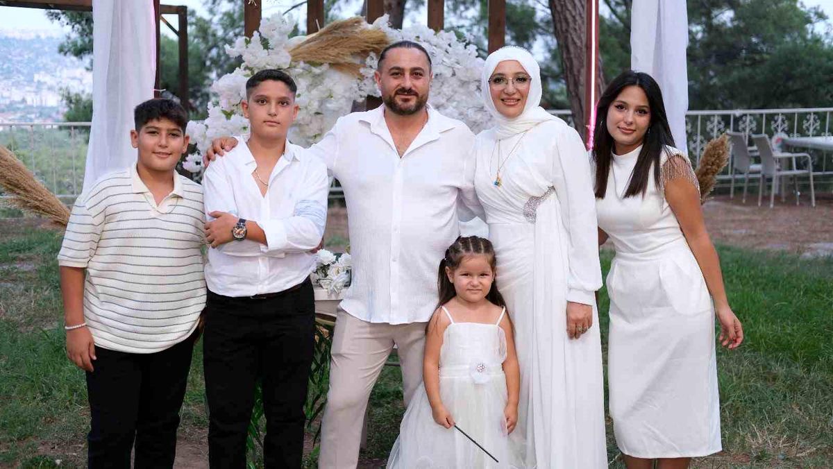 Antalya\'da 15 yaşında kaçarak evlenen çift, 20 yıl sonra düğünlerini yaptı