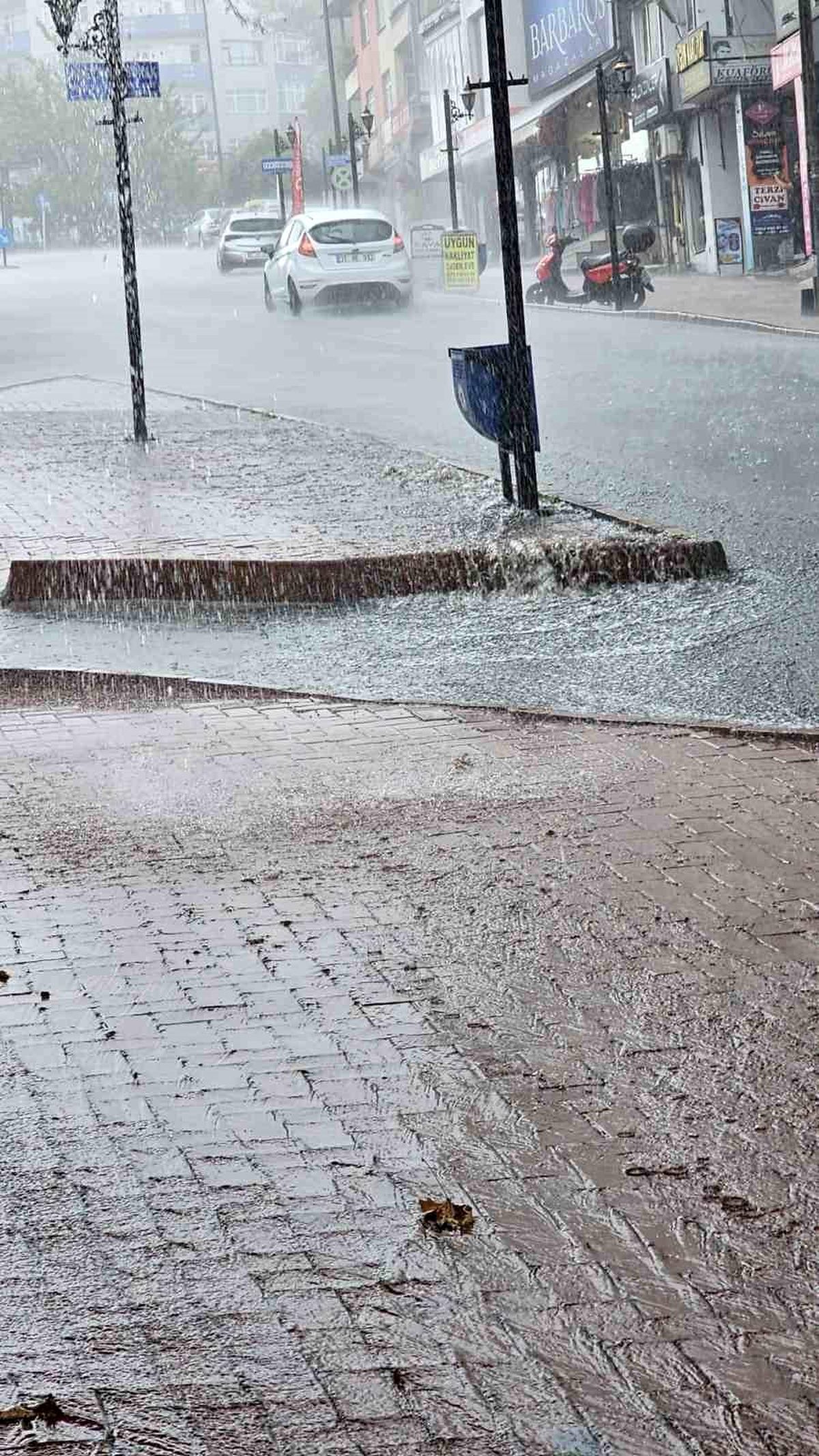 Ereğli\'de Aniden Başlayan Yoğun Yağmur Vatandaşları Zor Durumda Bıraktı