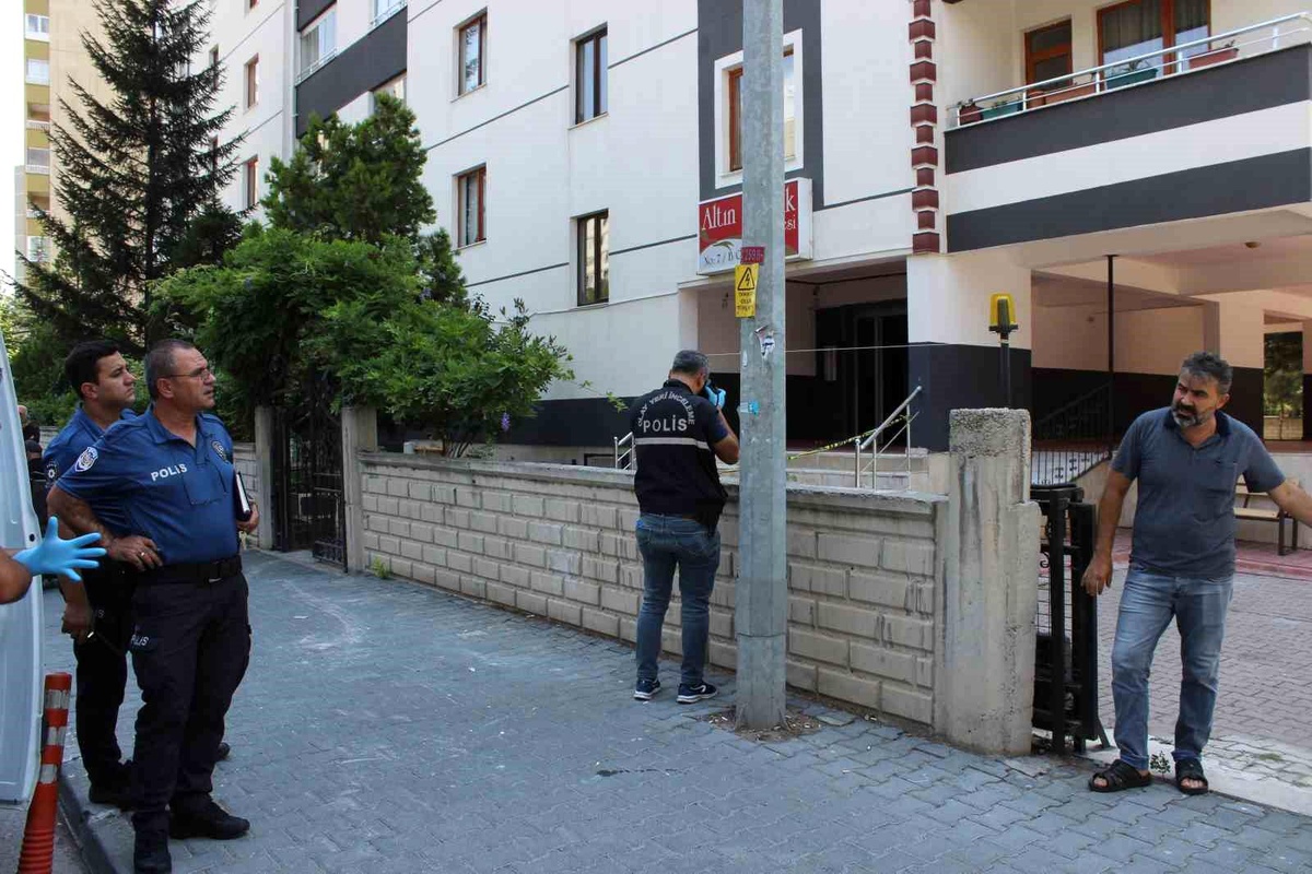 Kayseri\'de 2 Kişi Evlerinden Düşerek Yaralandı