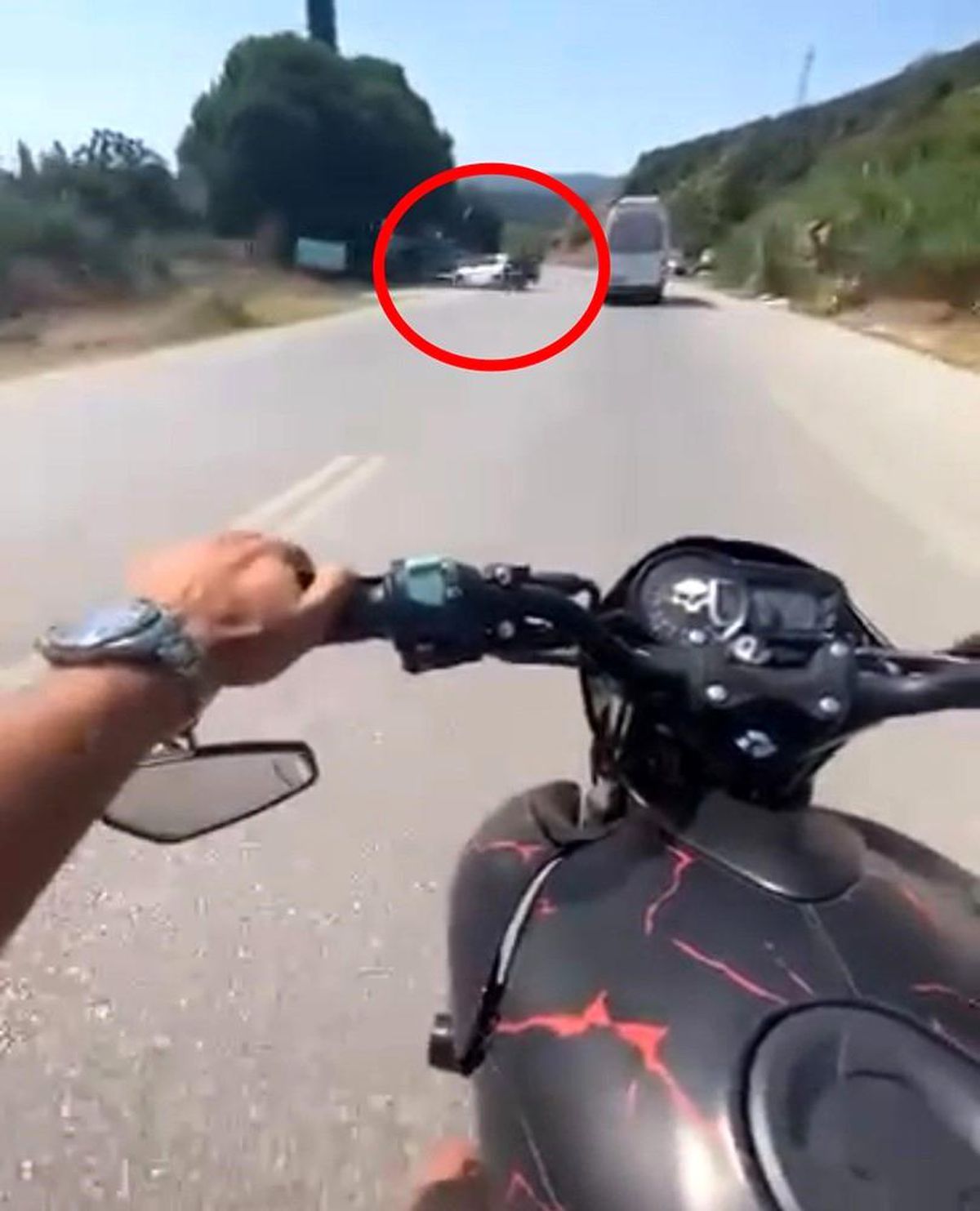 Bursa\'da motosiklet ile otomobilin çarpıştığı kaza kask kamerasına yansıdı