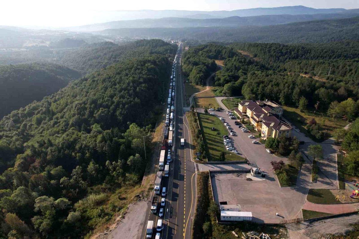 Bolu Dağı\'nda Tırın Otomobilin Üzerine Devrilmesi Trafik Oluşturdu