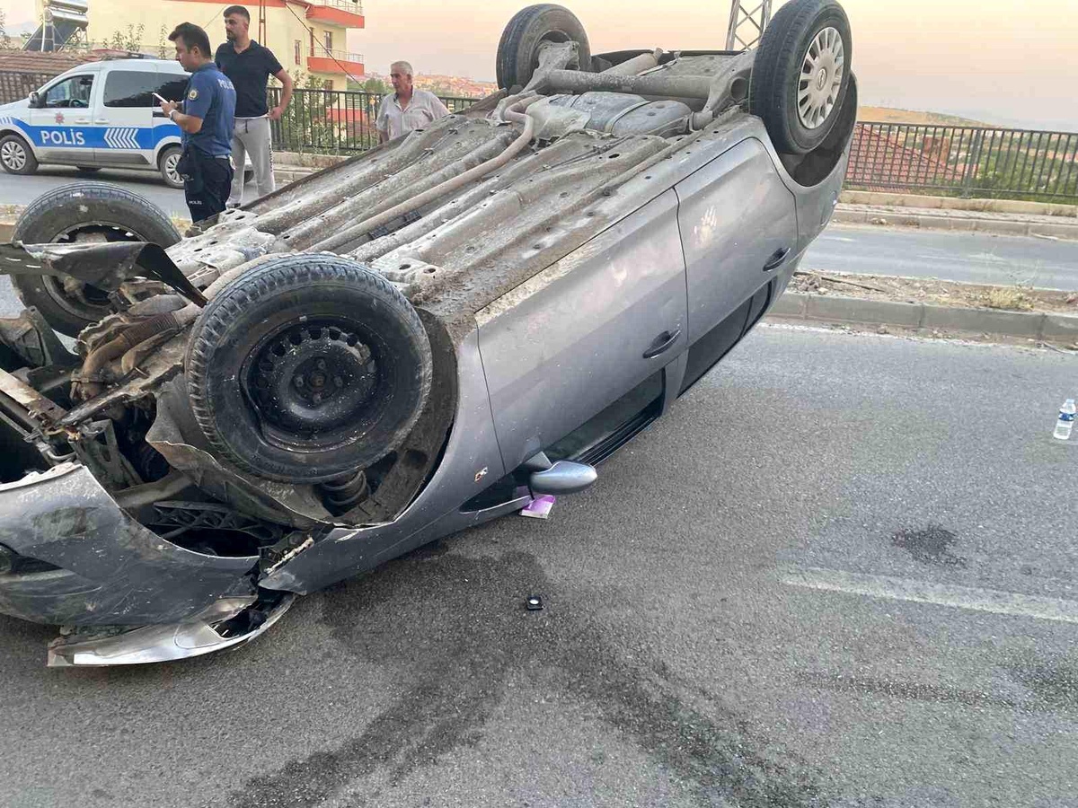 Malatya\'da Otomobil Devrildi: 2 Yaralı