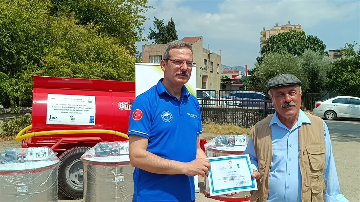 Kozan\'da arıcılara sulama tankı ve bal sağım makinesi verildi