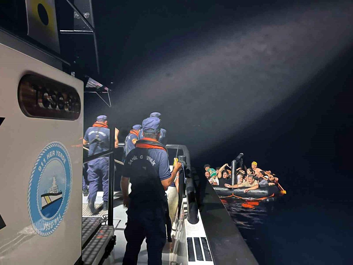 Marmaris\'te Arızalanan Lastik Botlarla Kurtarılan Göçmenler