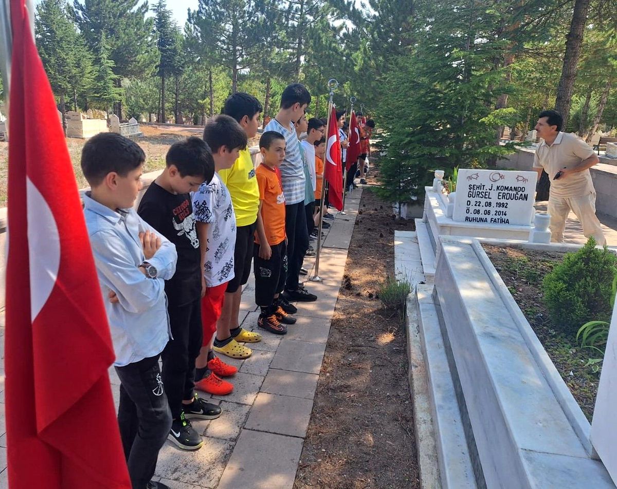 Çorum\'un Alaca ilçesinde yaz Kur\'an kursuna giden minikler, şehitliği ziyaret ettiler