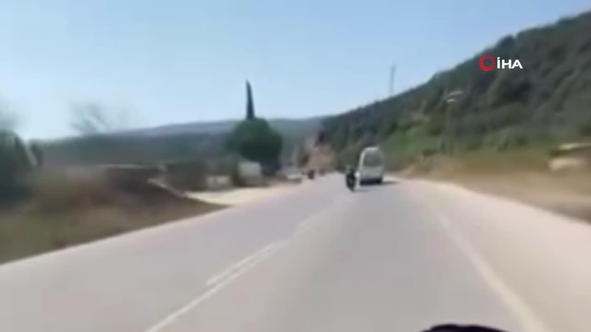 Motosiklet ile otomobilin çarpıştığı kaza, kask kamerasında