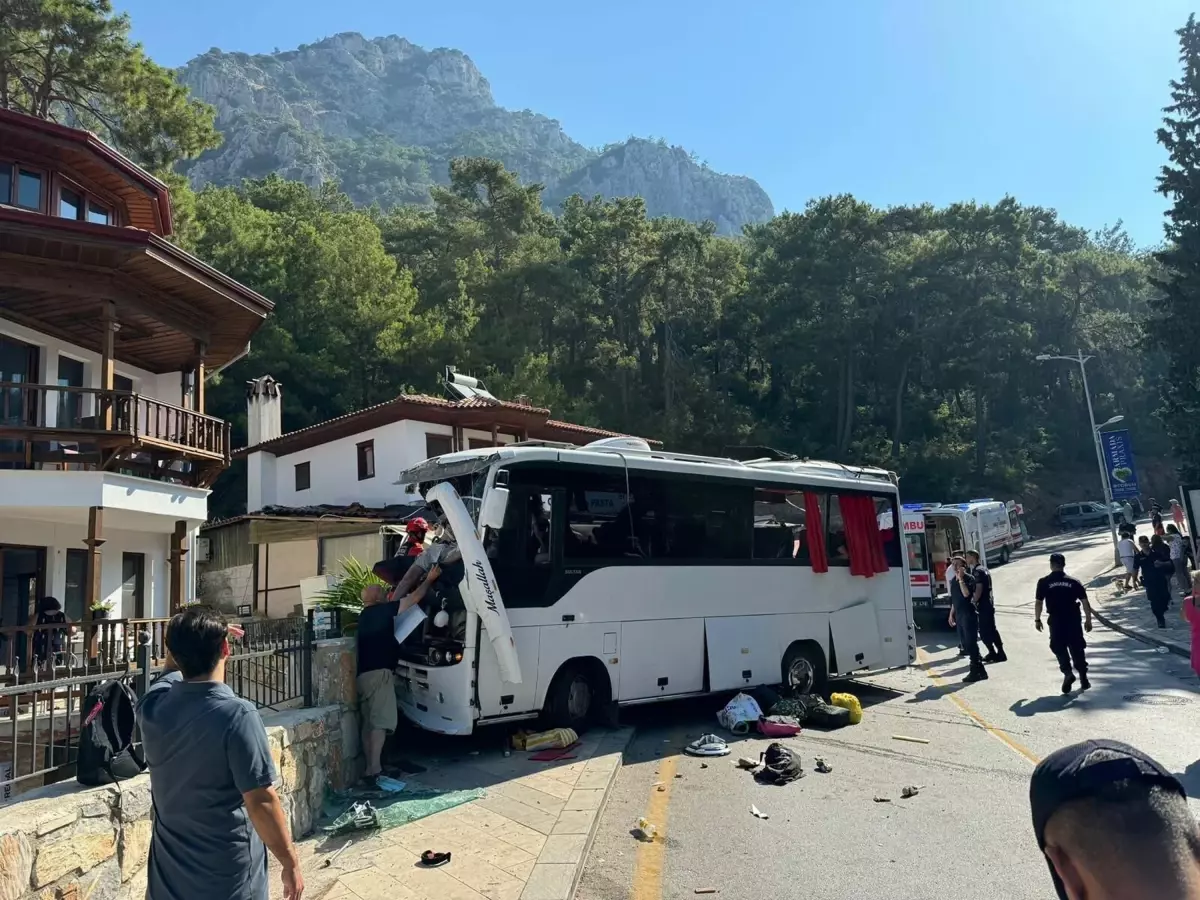 Muğla\'da freni boşalan tur otobüsü park halindeki araçlara çarptı: 3 ölü