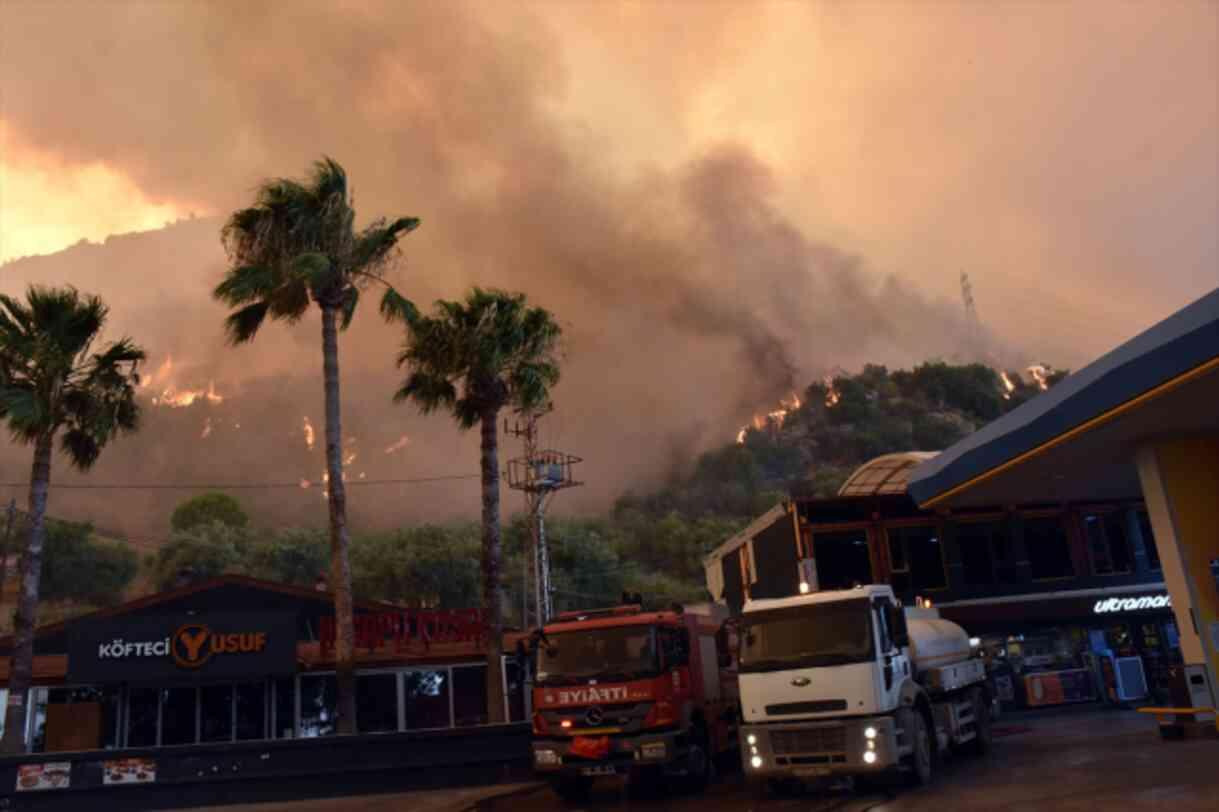 Muğla ve Aydın'daki orman yangını yerleşim yerlerine kadar ulaştı