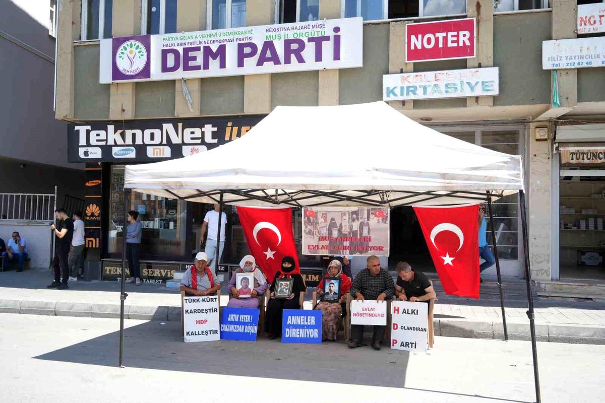 Muş\'ta çocukları kaçırılan aileler DEM Parti il binası önünde oturma eylemini sürdürüyor