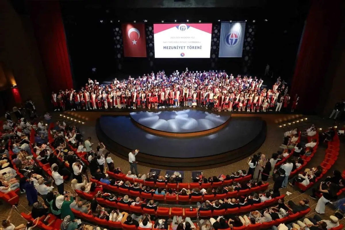 GAÜN Naci Topçuoğlu Meslek Yüksekokulu 15. Dönem Mezunlarını Uğurladı