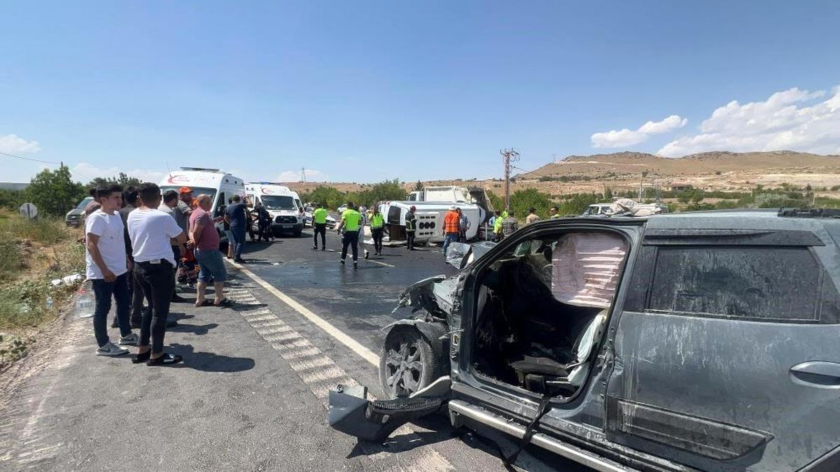 Nevşehir\'de Hafif Ticari Araç ile Minibüsün Çarpışması Sonucu Baba ve Oğlu Hayatını Kaybetti