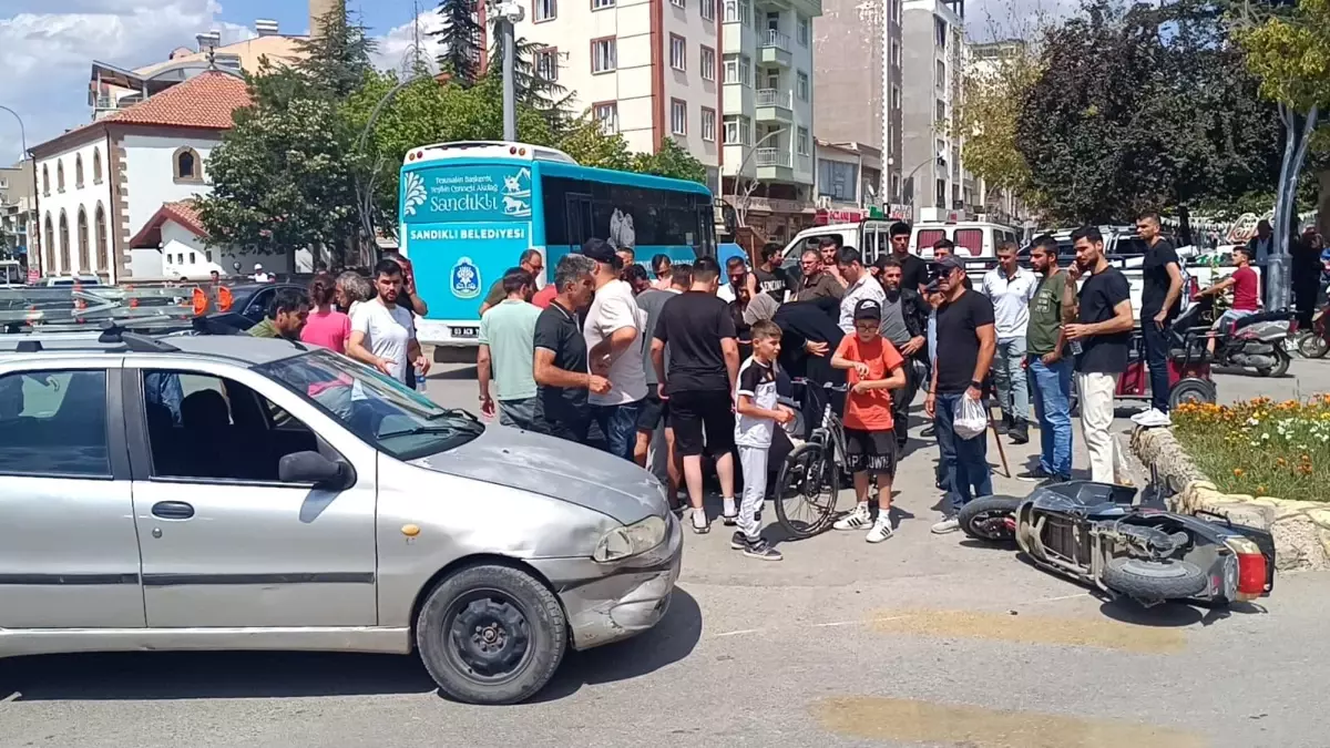 Afyonkarahisar\'da otomobille çarpışan elektrikli motosikletin sürücüsü ağır yaralandı