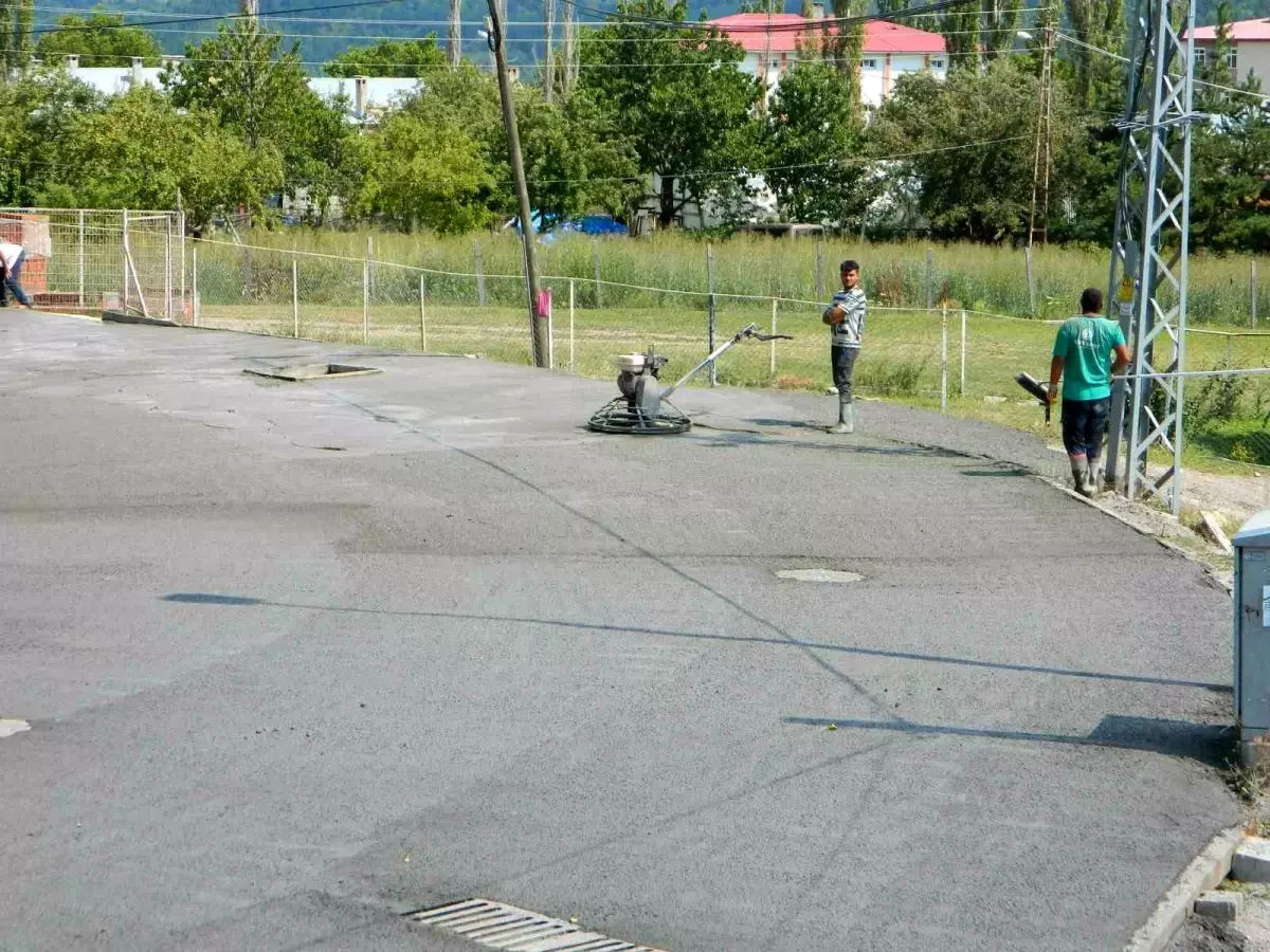 Posof ilçesinde asfalt yapılamayan caddeler betonla kaplanıyor