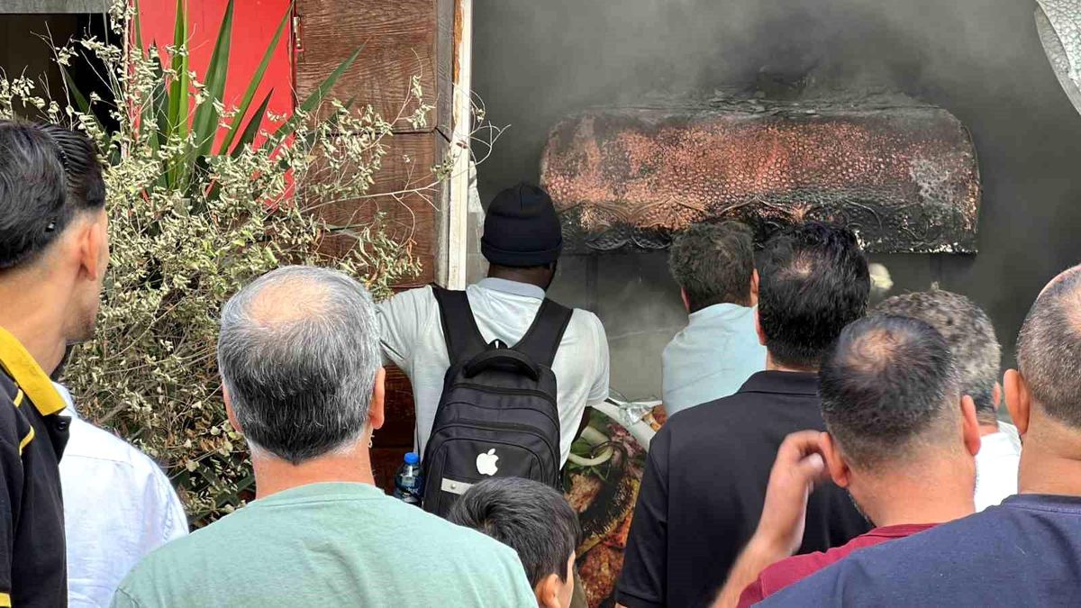 İstanbul\'da bir kebap salonunda çıkan yangını vatandaşlar söndürdü