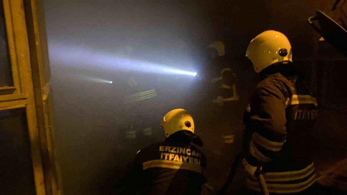 Erzincan Sanayi Sitesinde İşyerinde Çıkan Yangın Söndürüldü