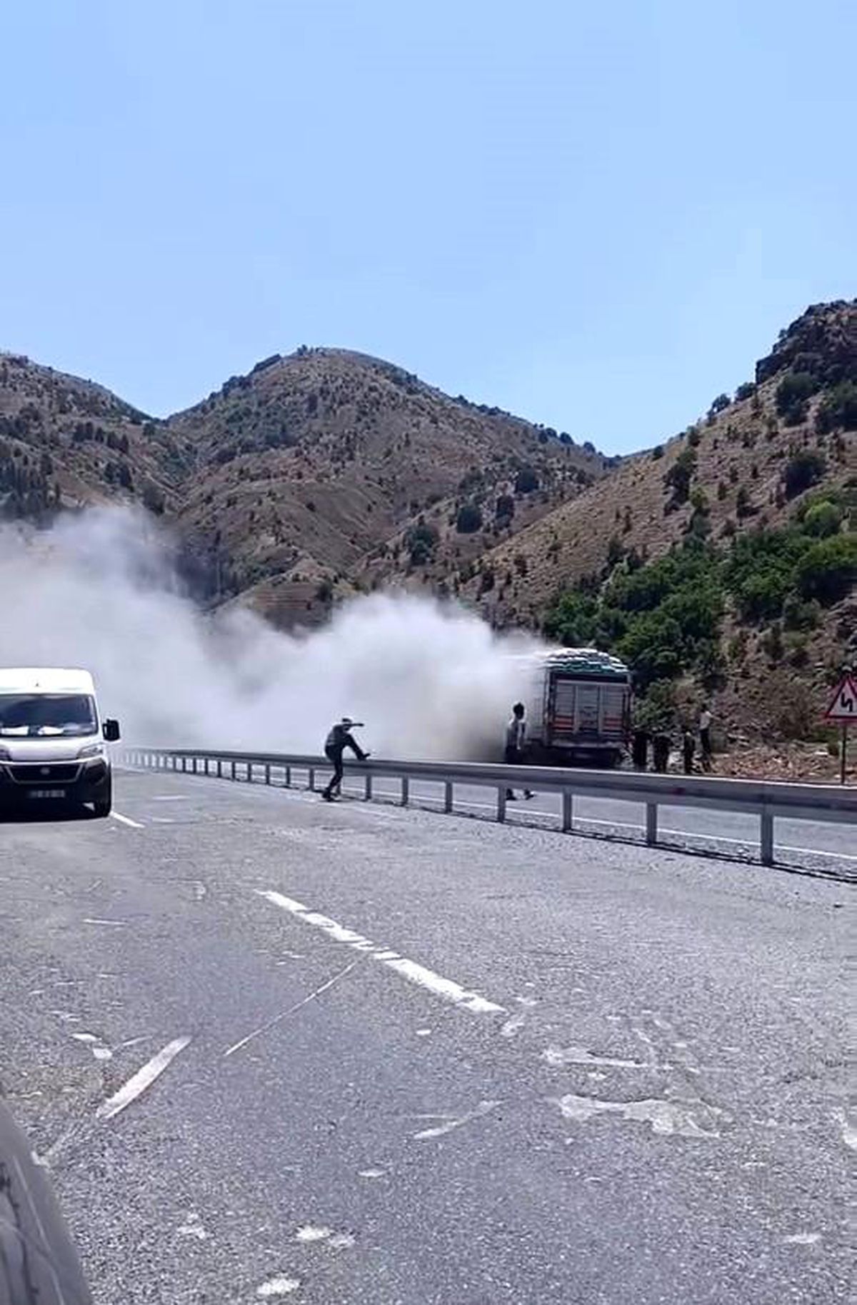 Elazığ\'da seyir halindeki kamyondan çıkan duman paniğe neden oldu