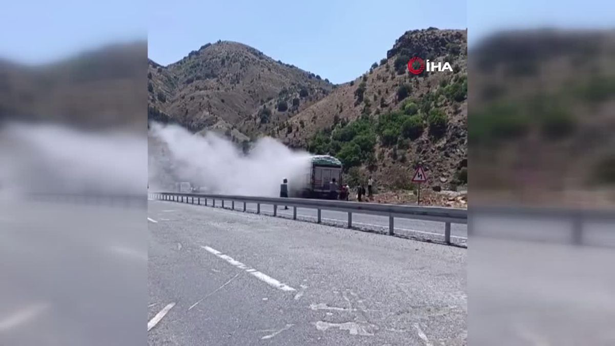 Seyir halindeki kamyondan yükselen dumanlar paniğe neden oldu