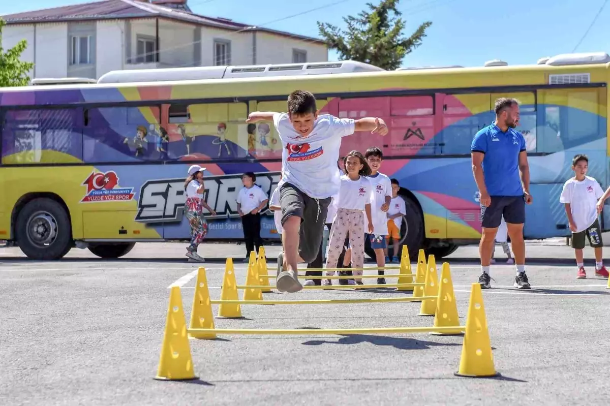 Mersin Büyükşehir Belediyesi Sporbüs Projesiyle Çocukları Sporla Buluşturuyor