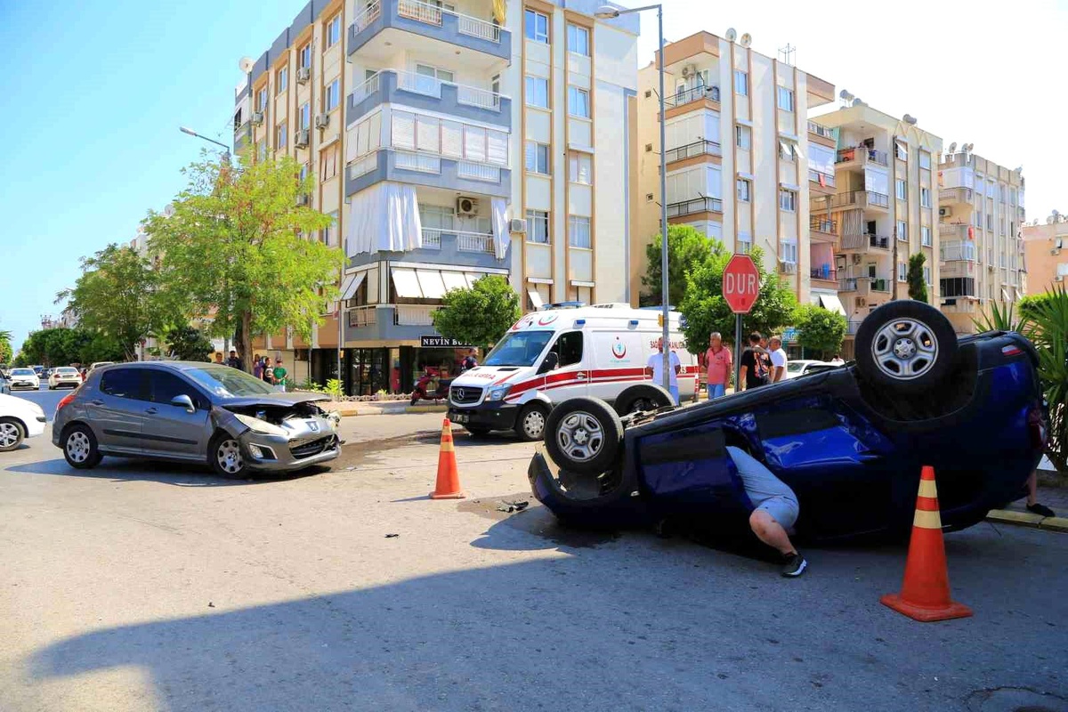 Antalya\'da trafik kazası: Sürücü ve yolcular kazayı burunları bile kanamadan atlattı
