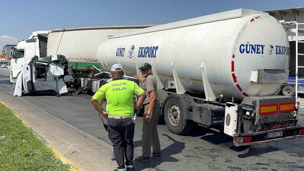 Gaziantep\'te Tır ve Yakıt İkmal Aracı Çarpıştı