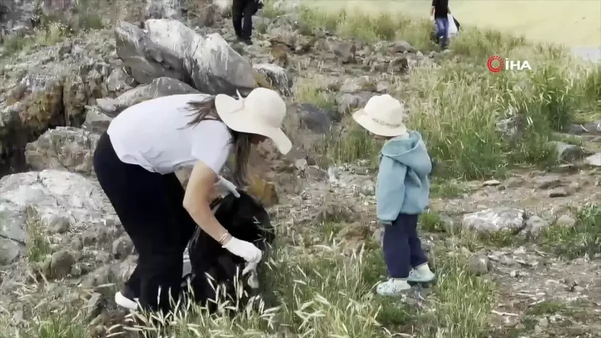 Taşlıçay Balık Gölü adasında kuşlar için temizlik seferberliği