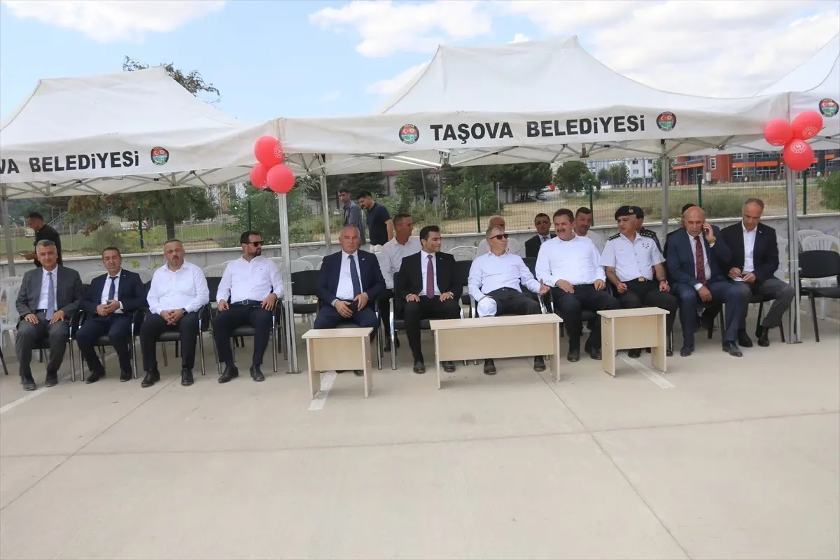 Taşova\'ya Yarı Olimpik Kapalı Yüzme Havuzu Hizmete Açıldı