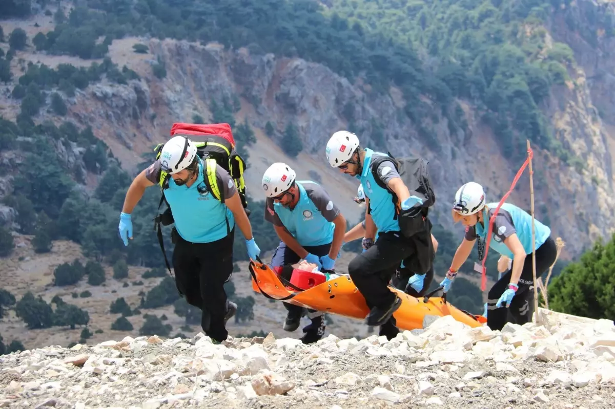 Fethiye\'de UMKE, Babadağ\'da paraşüt kazası tatbikatı düzenledi