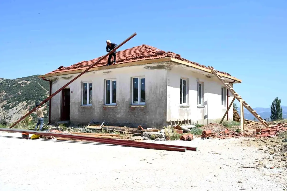 Isparta Belediye Başkanı Şükrü Başdeğirmen, Darıderesi köyünde vatandaşların köy konağı ve tuvaletlerin tadilatı için çalışmalara destek veriyor