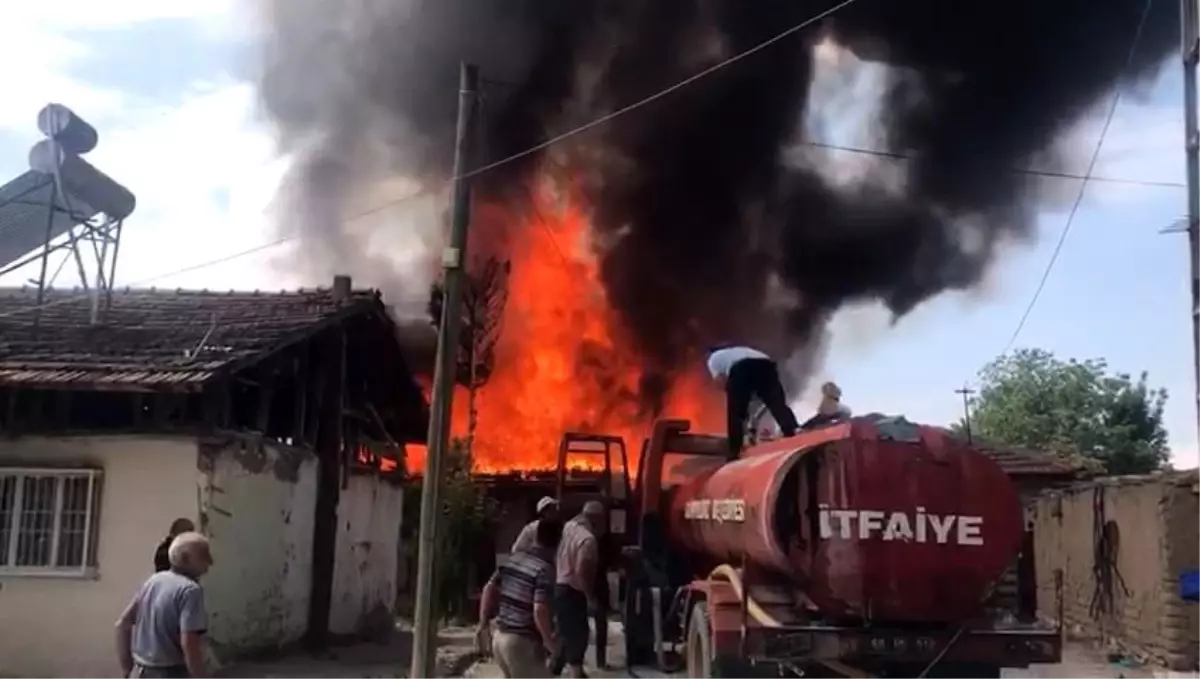 Tokat\'ta çıkan yangında tek katlı ahşap ev alev topuna döndü