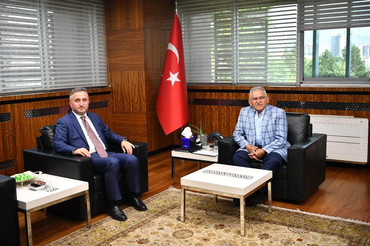 Kayseri İl Milli Eğitim Müdürü Coşkun Esen, Kayseri Büyükşehir Belediye Başkanı Dr. Memduh Büyükkılıç\'ı ziyaret etti