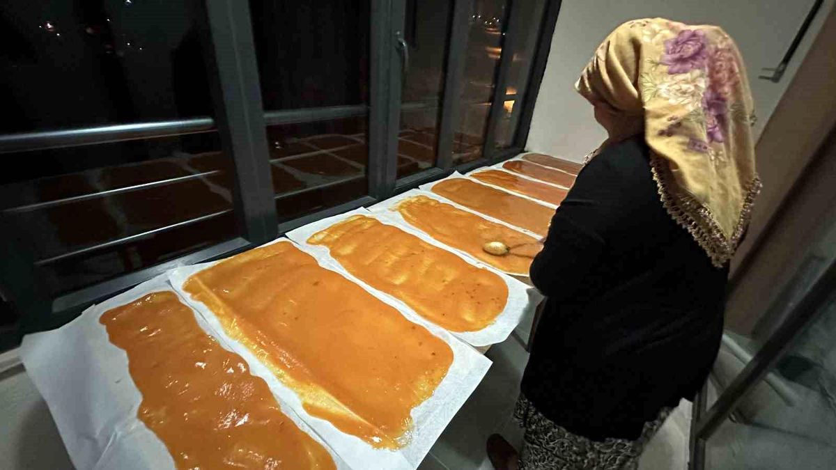 Hakkari\'de Kadınlar Kayısıları Pestile Dönüştürüyor