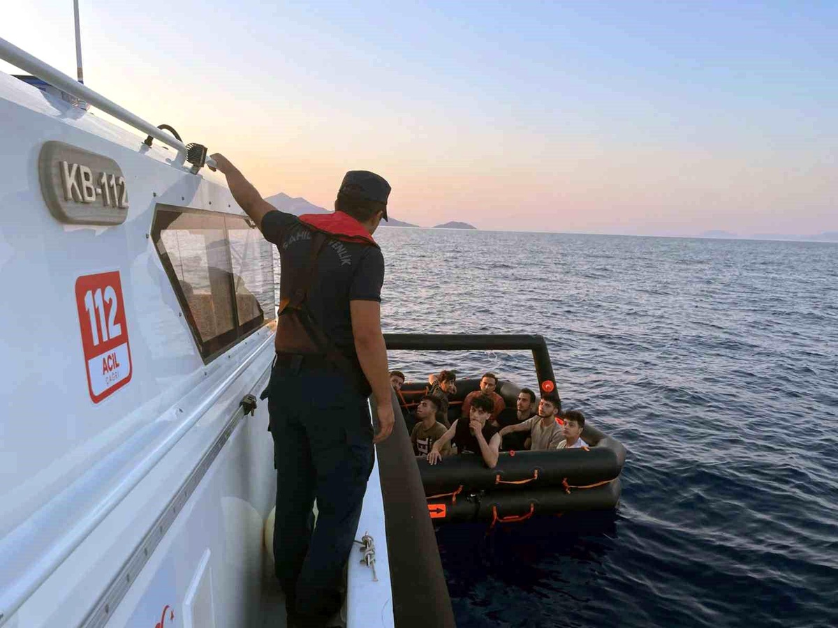 Muğla\'da Yunanistan Sahil Güvenlik Unsurları Tarafından Türk Karasularına İtildi