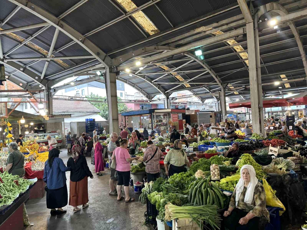 Zonguldak Halk Pazarında Fiyatlar Düşük, Yoğun İlgi