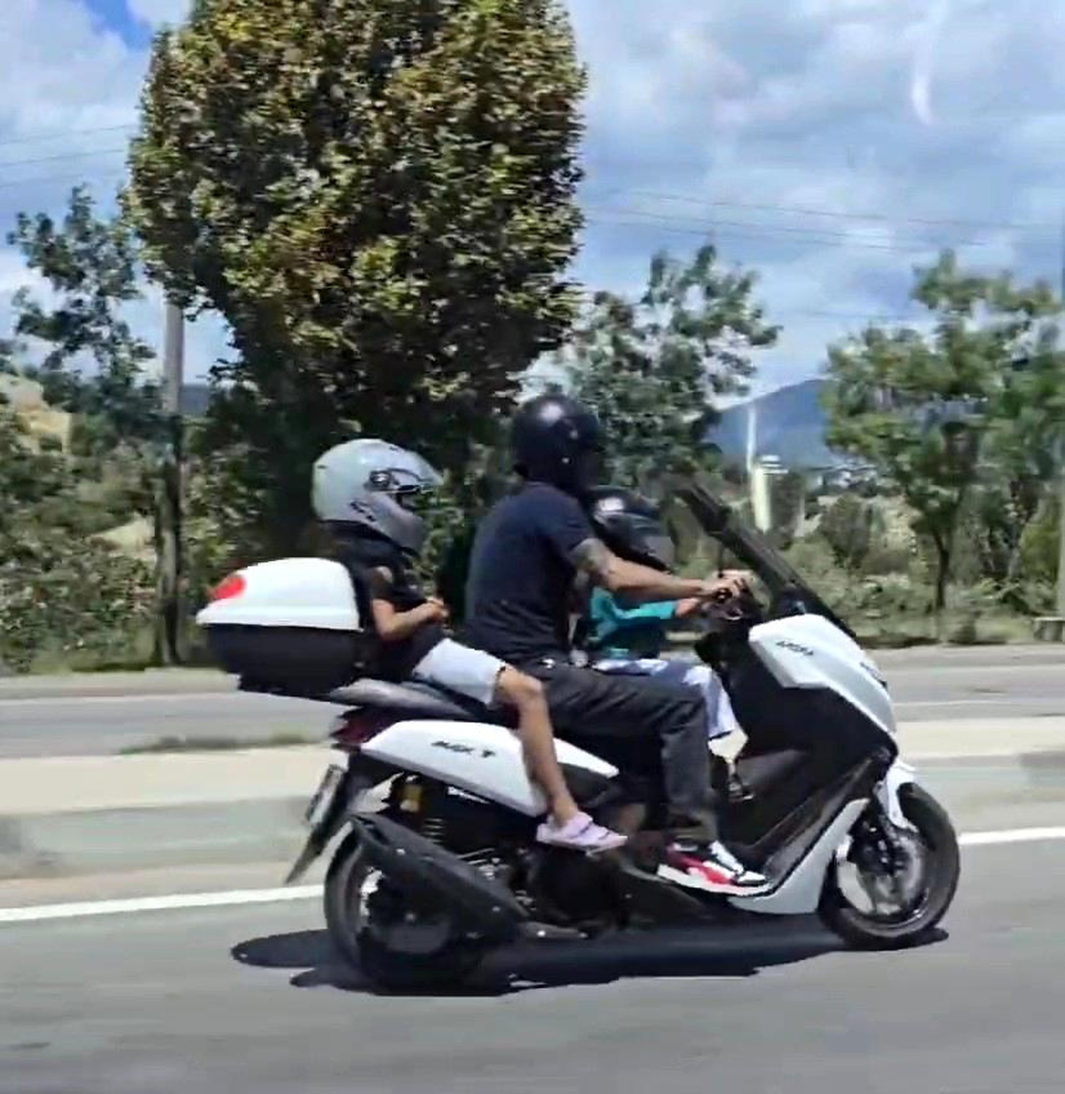 Karabük\'te Tehlikeli Yolculuk: 2\'si Çocuk 3 Kişi Motosiklet Üzerinde