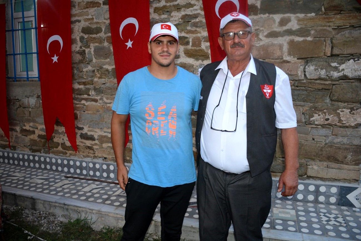 Sinop\'ta 30 Yıllık Cazgır Yaşar Kırbıyık Mesleğini Oğluna Devrediyor