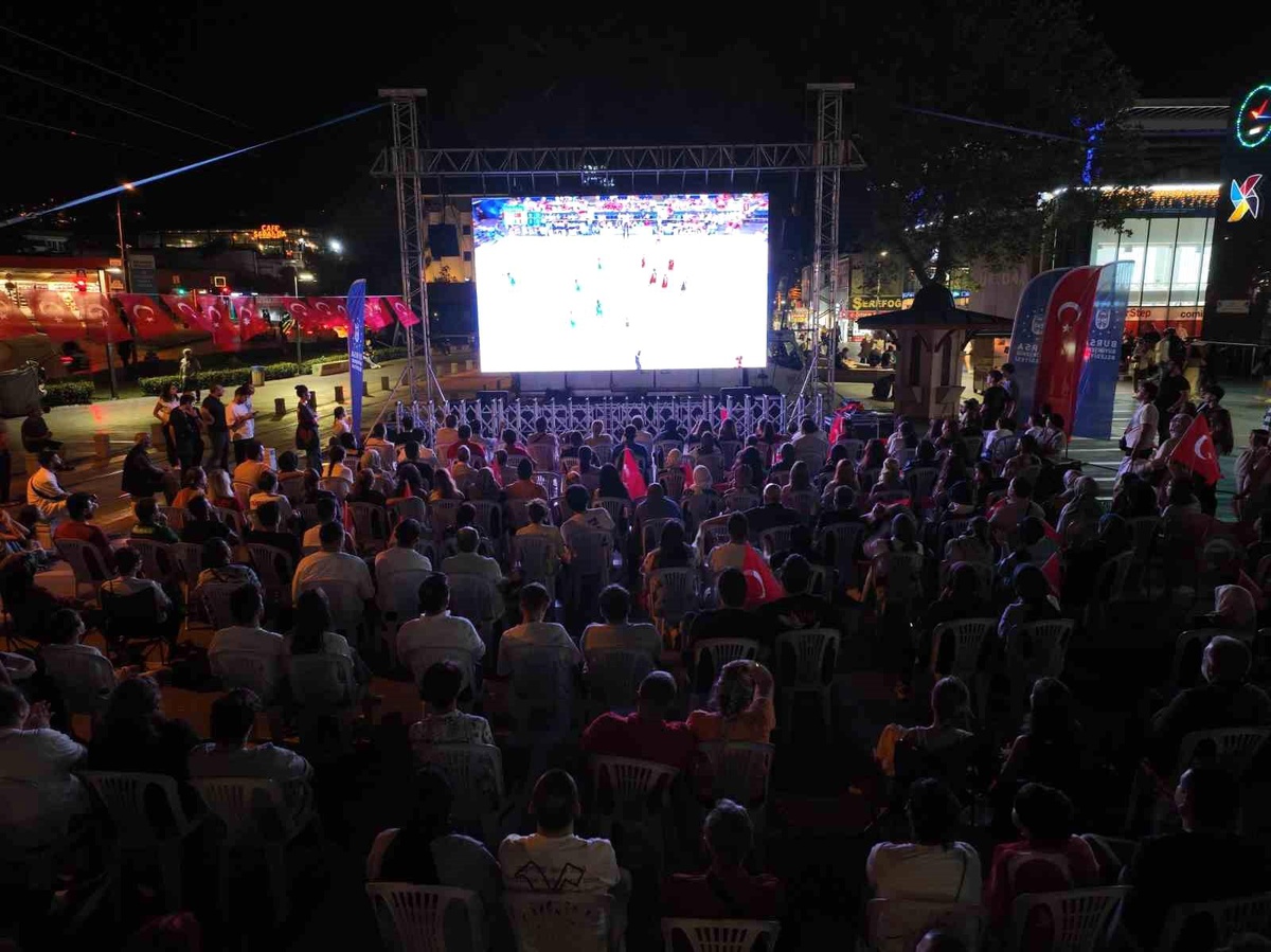 Bursalılar Milli Kadın Voleybol Takımı\'nın maçını dev ekranlarda izledi