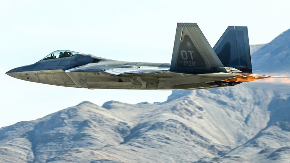 ABD, hiç kimseye satmadığı F-22 savaş uçaklarını Orta Doğu\'ya konuşlandırdı
