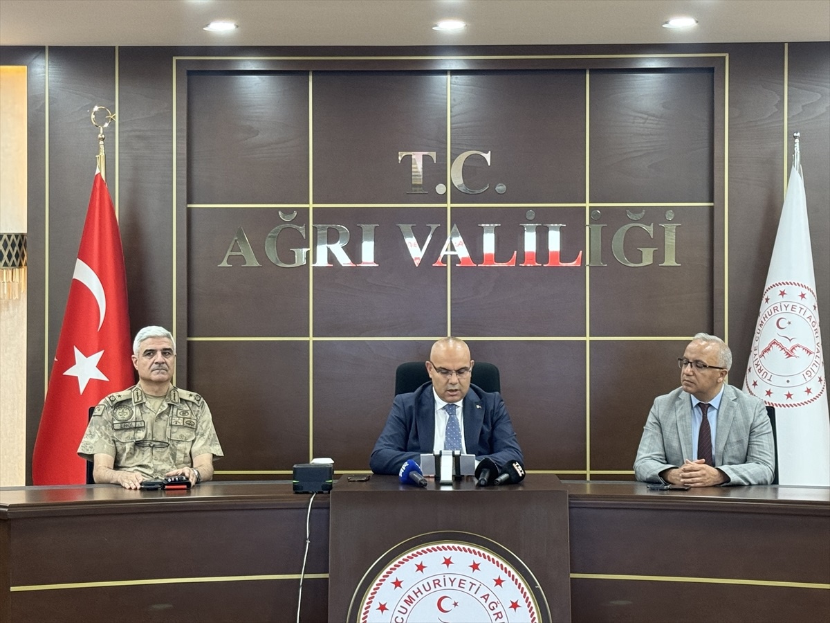 Ağrı\'da 966 düzensiz göçmenin girişi engellendi