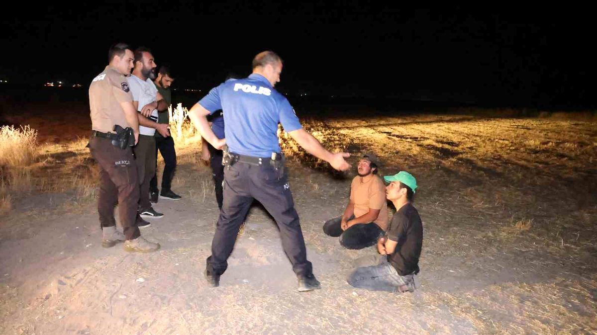 TEM Ekipleri Arpa Tarlasında Kaçak Göçmenleri Yakaladı
