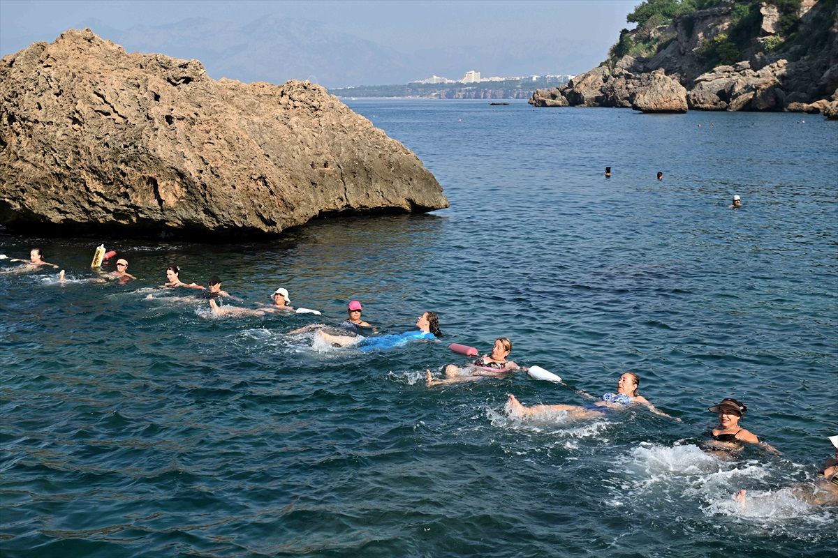 Antalya\'da Erenkuş Plajı\'nda Su Cimnastiği Kursuna Yoğun İlgi