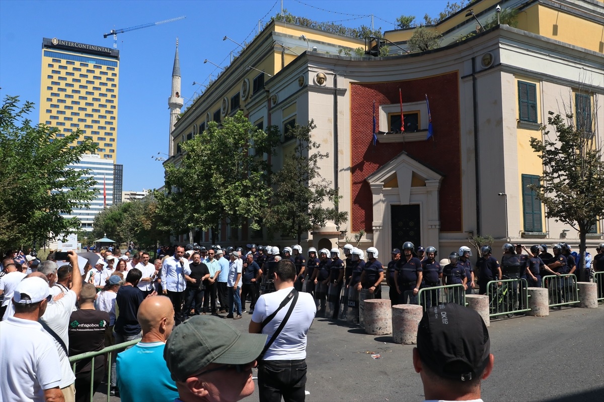 Tiran Belediye Başkanı\'na istifa çağrıları ve yolsuzluk protestoları devam ediyor