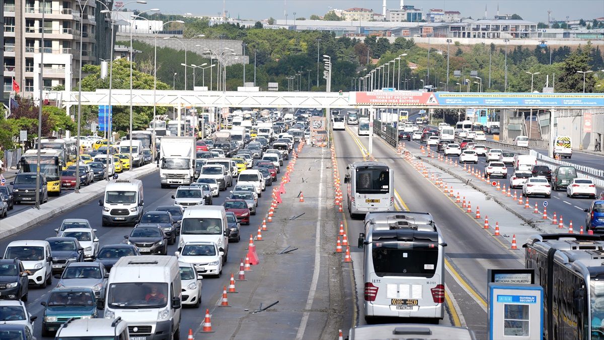 İstanbul\'da Beyaz Yol Çalışması Nedeniyle D-100\'de Trafik Yoğunluğu