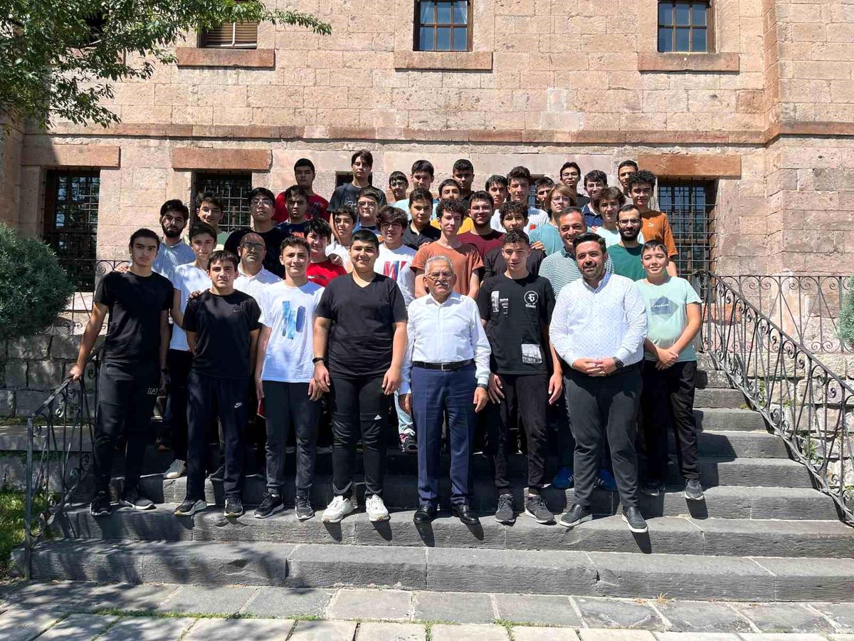 Kayseri Büyükşehir Belediye Başkanı Gençlerle Buluştu