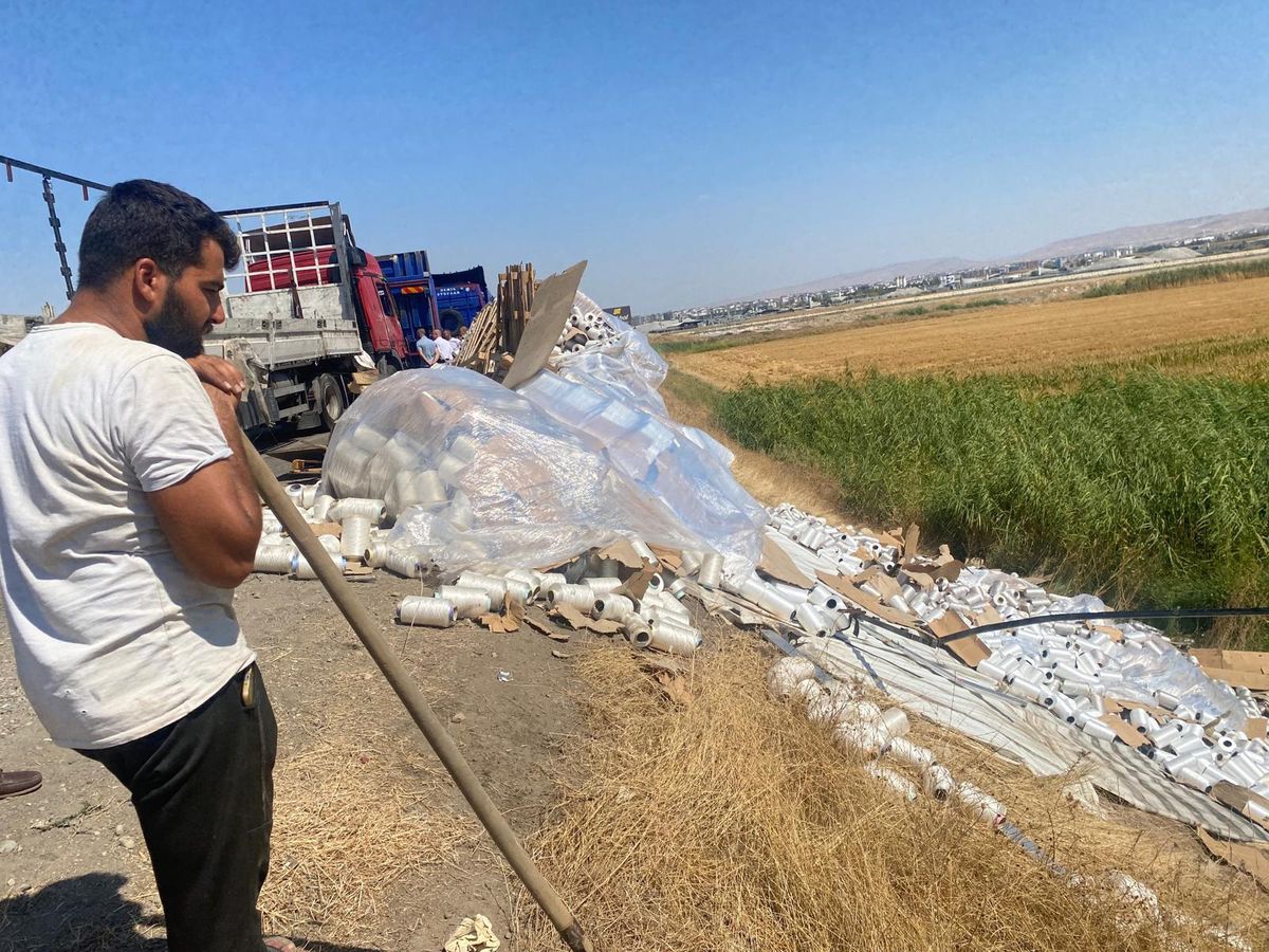 Batman-Diyarbakır kara yolunda iplik yüklü TIR devrildi